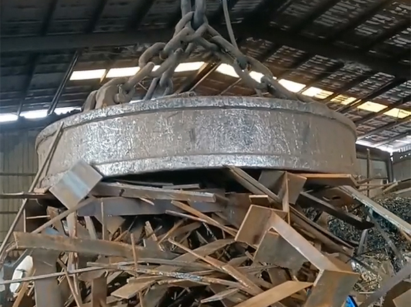 大型鑄造加工廠家用廢鋼生產(chǎn)大型鑄鋼件是如何解決成分不均勻的？